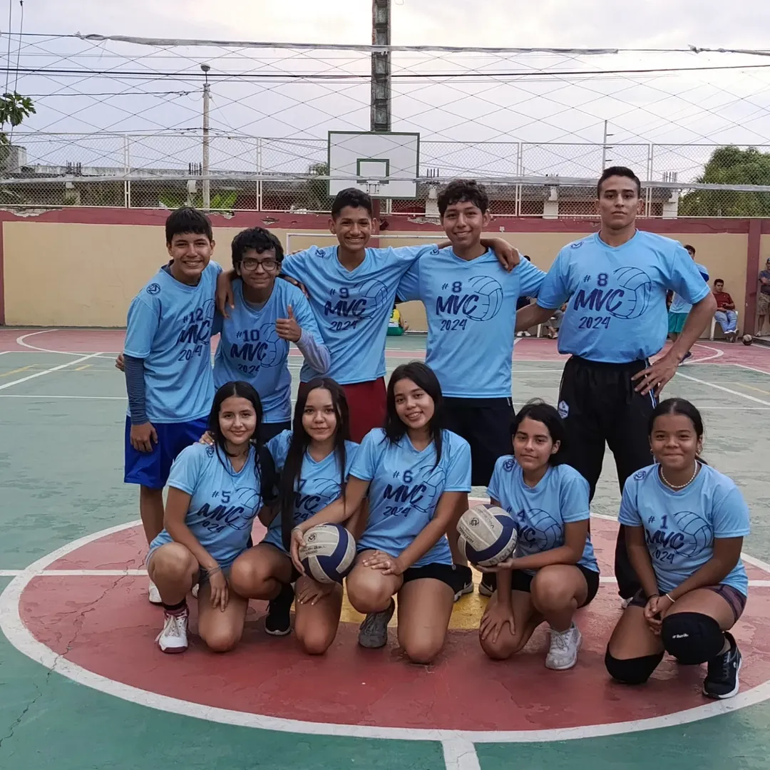 Jugadores de voleibol celebrando en competencia