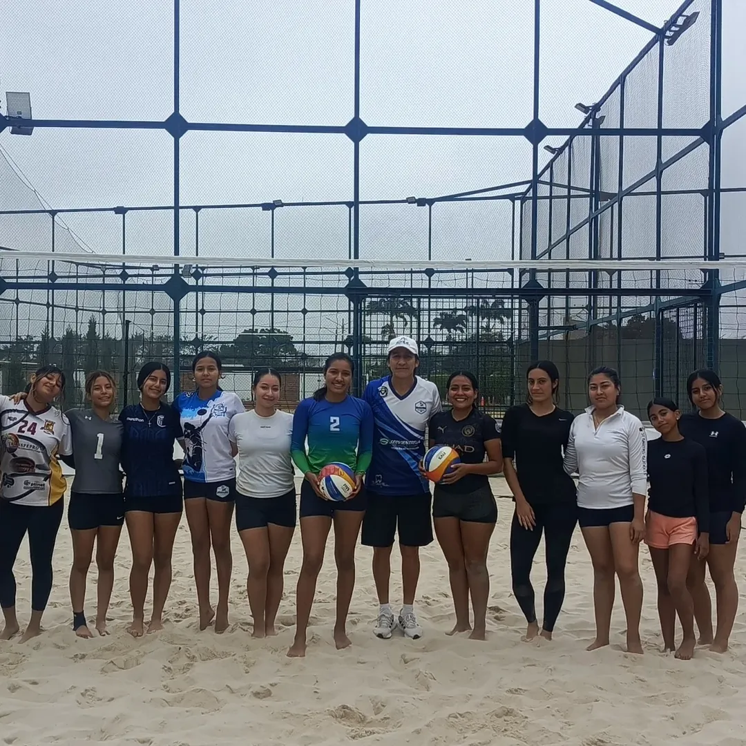 Entrenamiento de voleibol de arena en cancha de playa